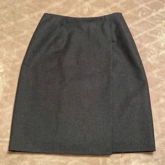 Hugo Buscati Collection Gray Wool Skirt, size 6. - Picture 1 of 9